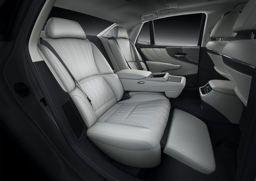 Интерьер Lexus LS500h AWD 2020 года  (WW) (фото 13 из 27)